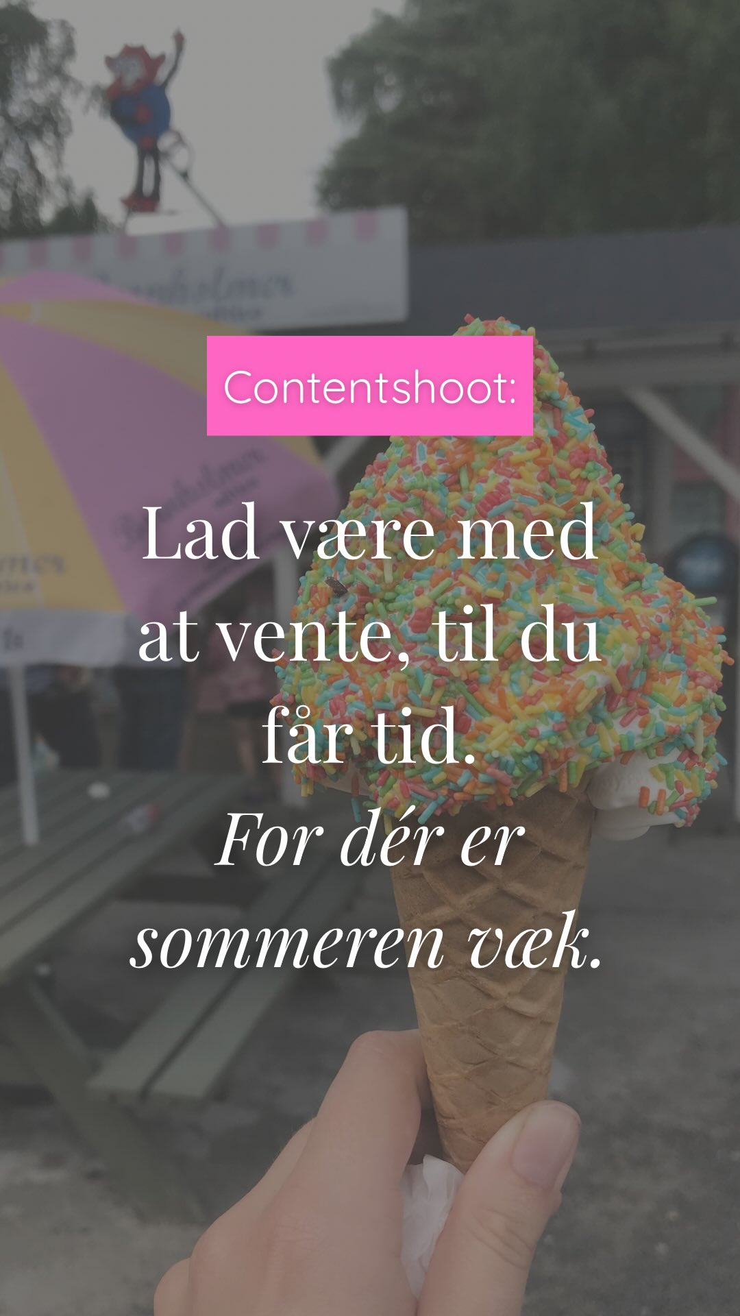 Fejlen du begår 👇🏻

Du fravælger et contentshoot nu, mens sæsonen lever - fordi du har for travlt.

Det giver god mening 🤷🏼‍♀️ Du ligger vandret og har sikkert gjort det i månedsvis. Men til vinter, hvor du har tid, kan du ikke skabe det samme content som nu.

For det er NU, din forretning summer af liv 🐝

Stemningen. Gæsterne. Omgivelserne. Maden. Udsigten.

👉🏼 Det skal du indkapsle - så du kan bruge det igen og igen, også når sæsonen starter i 2027.

Gør dig selv den tjeneste: Prioritér et contentshoot, mens sæsonen stadig lever 🔥

Kan du ikke løsrive dig fra felten, hjælper vi gerne. Vi har få pladser tilbage i august/september - ræk ud snarest.

PS: Vi snakker mobilcontent, ikke reklamefilm. Brug ressourcerne på content, du faktisk kan bruge 📱