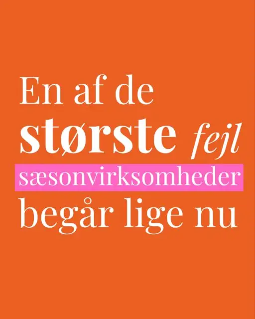 “Jeg har masser af kunder i min forretning. Jeg har ikke brug for at prioritere tid på den slags.”

Sagde en virksomhedsejer.

Det blev vinter ❄️
Det blev forår 🌷

Og nu var der kun to måneder til, at virksomhedsejeren igen skulle slå dørene op for en ny sæson.

“Jeg må hellere til at poste lidt på Facebook og Instagram,” sagde h*n til sig selv.

Men da h*n fandt sin mobil frem og åbnede fotoalbummet, var det tomt 🥵

Der var ganske vist et par billeder af de tomme forretningslokaler fra i vinters, hvor de renoverede lokalerne.
Og et par billeder af den nyolierede terrasse havde de da også fået taget.

Men h*n manglede billeder med dybde.

Billeder med personlighed.
Billeder der viste, hvad forretningen rent faktisk kan ❤️
Billeder der viser, hvordan det føles at købe lige netop deres produkt.

Og i dét øjeblik lovede virksomhedsejeren sig selv, at h*n denne sommer ville sørge for at prioritere et contentshoot, mens forretningen lever og ånder 🌻

Så kunderne selv efter sæsonen er slut, bliver mindet om det dejlige sted 🔝🧠

Hvor skønt der er.
Hvor meget de savner det.
Og hvor meget de glæder sig til snart at kunne handle der igen.

👇🏼

Til vinter har du tid.
Men ikke content.

Så gør dit fremtidige jeg en tjeneste:
Prioritér dit contentshoot, mens sæsonen lever 🫶🏼